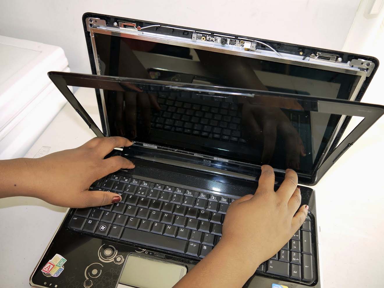 Замена экрана ноутбука HP в Батайске